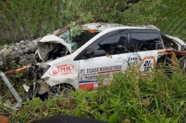 Mobil Travel Umroh Asal Sidrap Hantam Tiang Listrik di Barru, Satu Penumpang Tewas