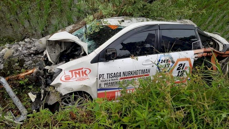 Mobil Travel Umroh Asal Sidrap Hantam Tiang Listrik di Barru, Satu Penumpang Tewas