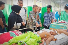 Jenguk Warganya yang Patah Tulang di RSWS, Bupati Wajo: Keluarga Tak Usah Pikir Biaya