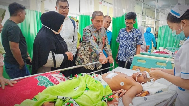 Bupati Wajo, Amran Mahmud menjenguk Ambo Gau di RS Wahidin Sudirohusodo, Sabtu (8/2/2020).
