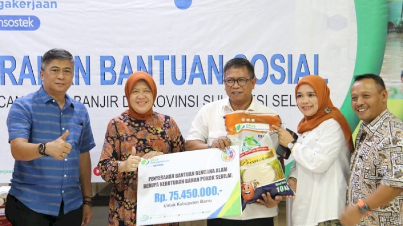 BPJS Ketenagakerjaan menyalurkan bantuan kemanusiaan di Barru.