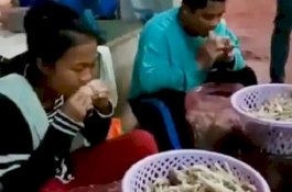 Karyawan Pabrik Ini Kupas Ceker Ayam Pakai Mulut