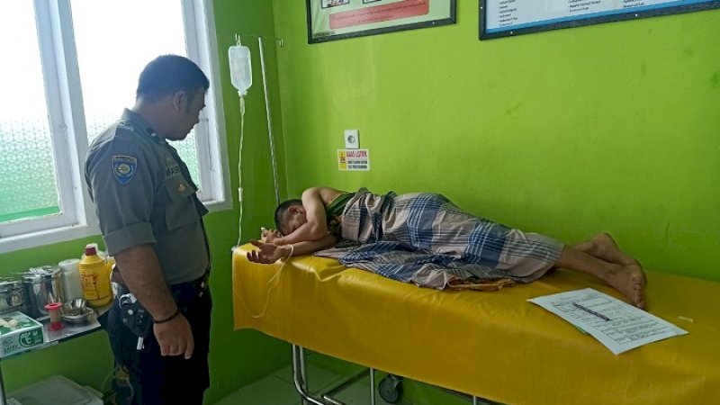 Kapolsek Galesong Utara, AKP Aris Sumarsono menjenguk pelajar yang kejang-kejang usai mengisap tembakau gorila.