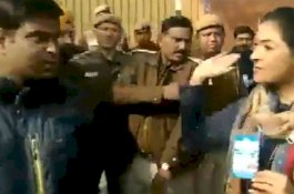 Video Viral Perempuan Berambut Panjang Nyaris Tampar Kader Partai AAP di Depan Umum