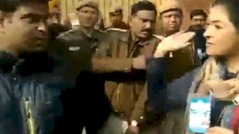 Alka Lamba (kanan) nyaris menampar seorang pria di depan polisi.