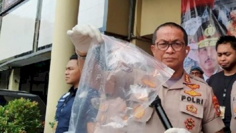 Kabid Humas Polda Metro Jaya, Kombes Yusri Yunus menunjukkan barang bukti berupa gunting.