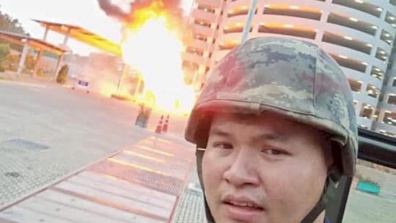 Pelaku Sersan Mayor Jakrapanth Thomma swafoto dengan latar belakang mal yang terbakar.