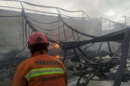 Gudang Minyak Terbakar, 1 Petugas Damkar Jatuh ke Dalam Minyak Panas Mesti Dioperasi