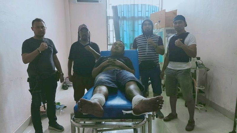 Hamzah mengalami luka pada betis kiri dan kanan.