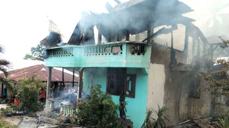 Rumah yang terbakar di Sikka, NTT, Sabtu (8/2/2020).