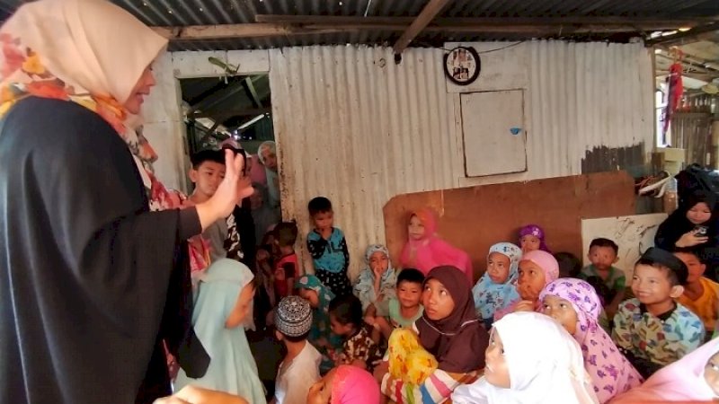 Erna R Taufan bersama anak-anak pemulung binaannya di Makassar, Minggu (9/2/2020).