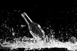 Dua Pria Bertarung dengan Botol Kaca, Satu Dilarikan ke RS dengan Ambulans, Lawannya Datang Sendiri