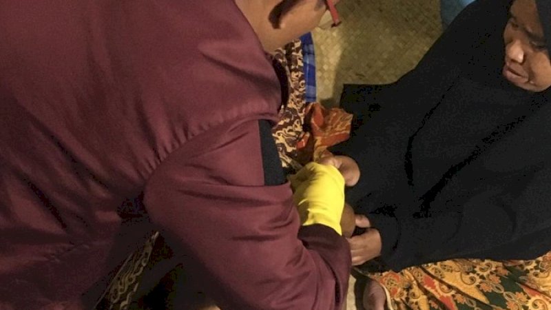 Polisi saat memeriksa jasad Dudding Daeng Ngunjung.