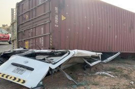 Bikin Nyeri, Kontainer Jatuh Timpa Minibus hingga Nyaris Rata Tanah