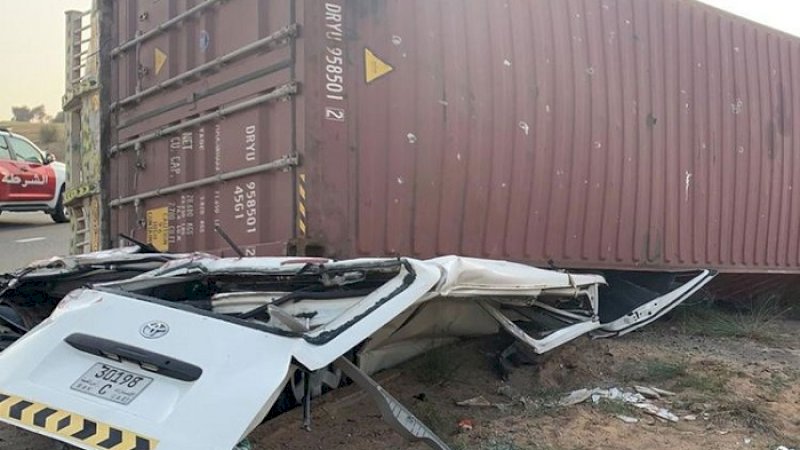 Kontainer yang menimpa minibus di Sri Langka, Minggu (9/2/2020).