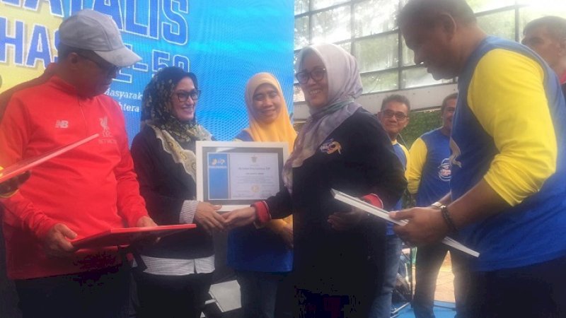 Bupati Luwu Utara, Indah Putri Indriani mendapat pernghargaan yang diserahkan Rektor Unhas, Prof Dwia A Tina, Minggu (9/2/2020).