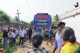 Beri Jalan kepada Pengendara Motor di Jalan Sempit, Bus Sentuh Kabel Listrik Tewaskan 10 Orang