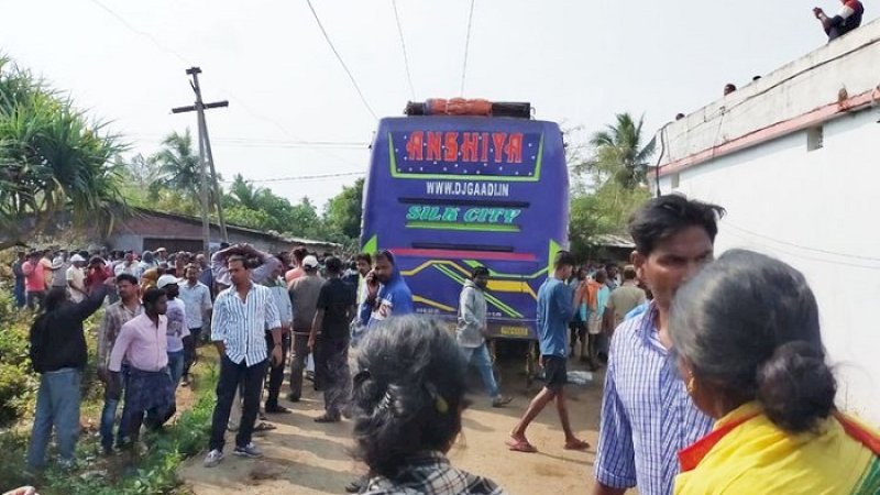 Bus yang menyentuh saluran listrik di India.