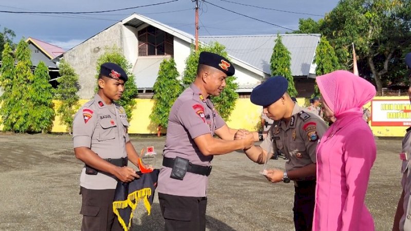 Wadanyon C Pelopor, AKP Andi Muh Syafei melepas dua anggotanya ke Polres Bone, Senin (10/2/2020).