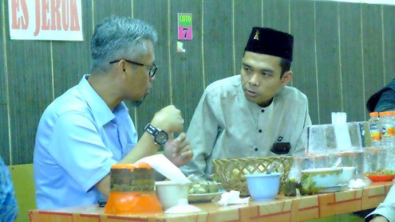 Ustaz Abdul Somad berbincang dengan Ustaz Ije di sebuah warung coto di Makassar, Minggu (9/2/2020).