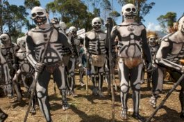 3 Suku di Indonesia yang Konon Katanya Makan Daging Manusia