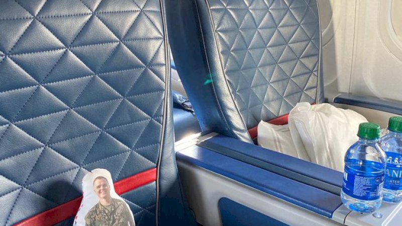 Boneka yang ketinggal pesawat.