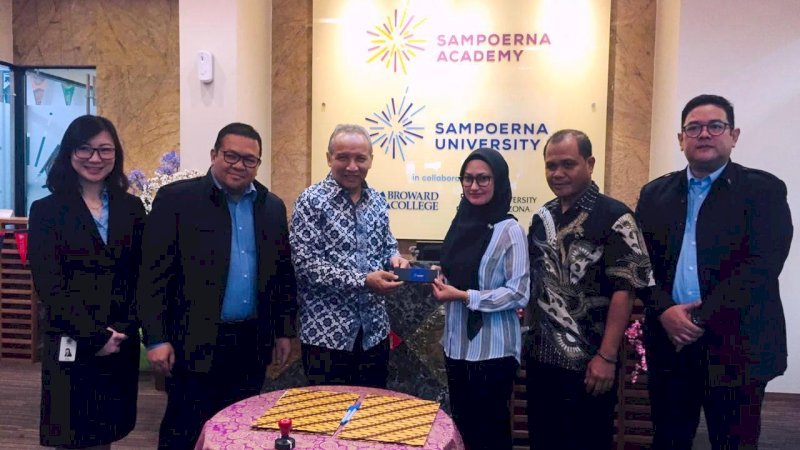 Bupati Luwu Utara Indah Putri Indriani (ketiga dari kanan) saat berada di Kantor Sampoerna Foundation, Senin (10/2/2020). 