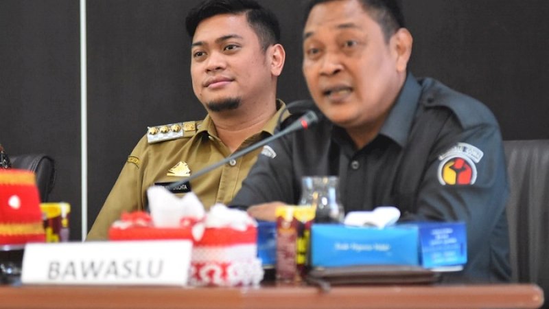 Bupati Gowa, Adnan Purichta Ichsan  bersama Ketua Bawaslu Gowa, Syamsuar.