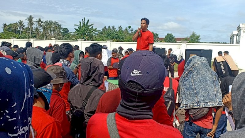 Seratusan pekerja dan mantan pekerja PT Biota Laut Ganggang (BLG) berunjuk rasa, Selasa (11/2/2020). 