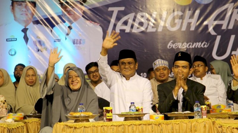 Bupati Barru, Suardi Saleh dan istri bersama Ustaz Abdul Somad, Senin malam (10/2/2020).