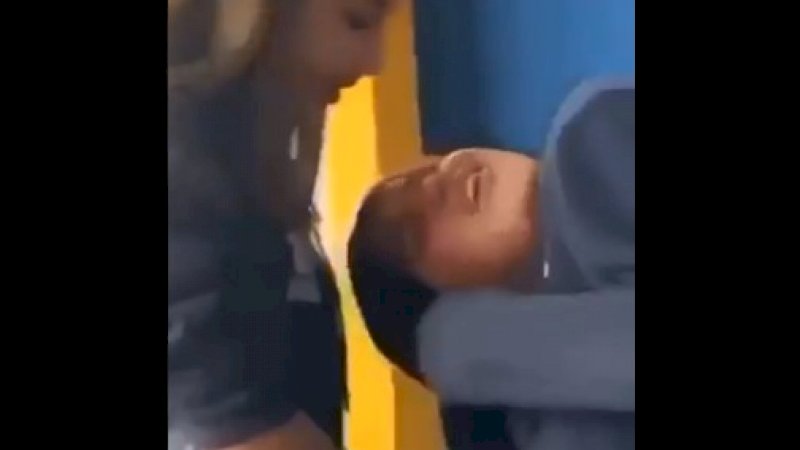 Seorang pelajar menarik rambut rekannya di sebuah sekolah di Dubai. 