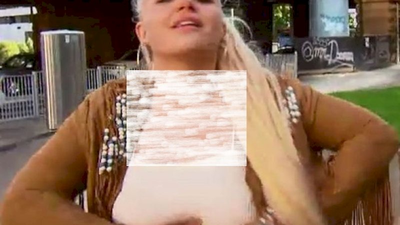 Ditangkap karena Foto Telanjangnya, Gadis Ini Malah Pamerkan Dada ke Wartawan