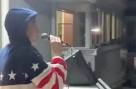 Hibur Warga Lain, Pria Ini Bikin Konser Kecil-kecilan di Tengah Karantina Virus Corona