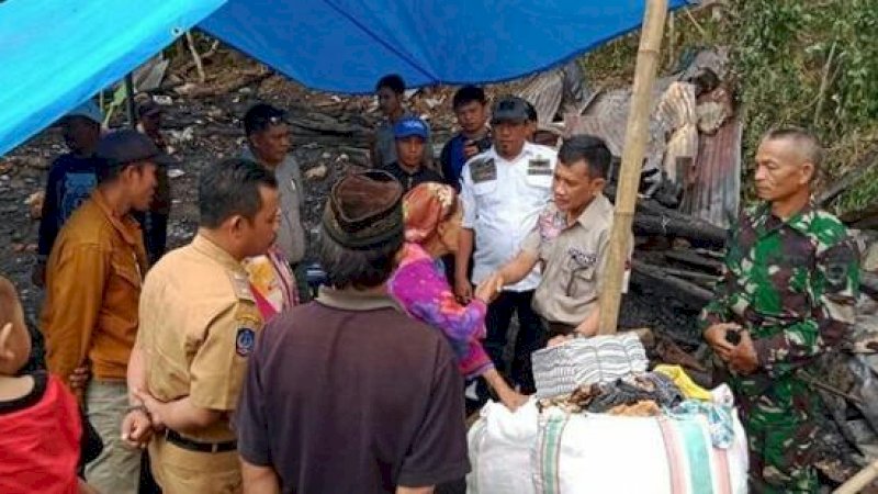 Pemerintah Kabupaten Bantaeng melalui Dinas Sosial dan Badan Penanggulangan Bencana Daerah (BPBD) menyalurkan bantuan kepada korban kebakaran, Hajah Hania (70).