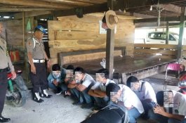 Kena Razia Polisi, Sejumlah Siswa MAN 1 Wajo Berjongkok dengan Wajah Lesu di Kolong Rumah