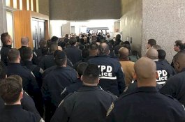 Pelaku Penembakan Polisi Disidang, Ratusan Pria Bertubuh Kekar Padati Pengadilan 