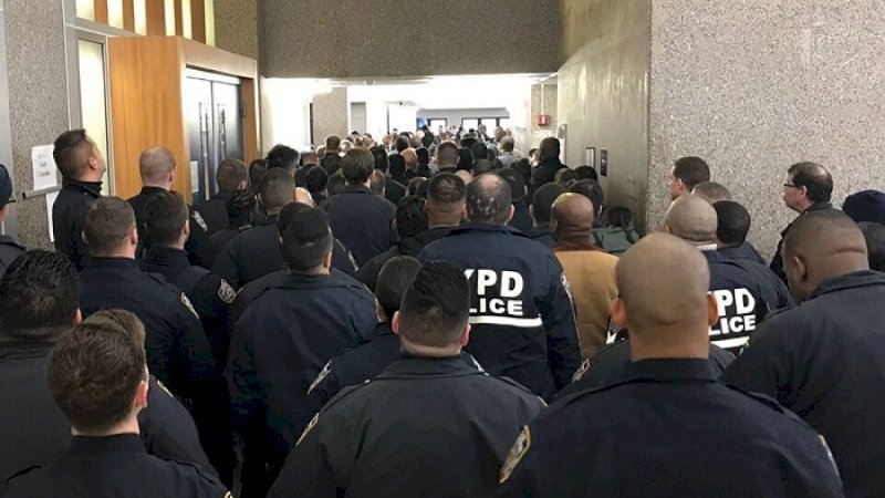 Ratusan polisi memadati kantor Pengadilan Kriminal Bronx, Senin (10/2/2020).