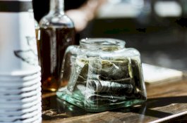 Pelanggan Bayar Makan Rp164 Ribu, Pelayannya Diberi Tip Rp27 Juta