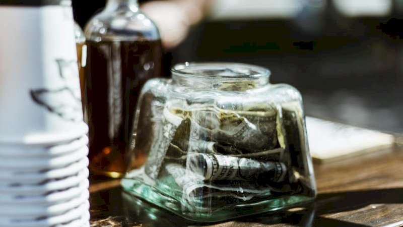 Pelanggan Bayar Makan Rp164 Ribu, Pelayannya Diberi Tip Rp27 Juta