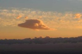 Heboh Awan Mirip 'UFO', Begini Penjelasan BMKG