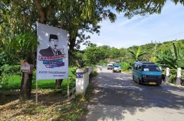 Sebar Baliho, Nasruddin Tebar Pesona dan Garap Simpati Masyarakat Selatan Barru