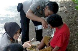 Anggota Polres Pelabuhan Tolong Anak yang Pingsan di Pinggir Jalan