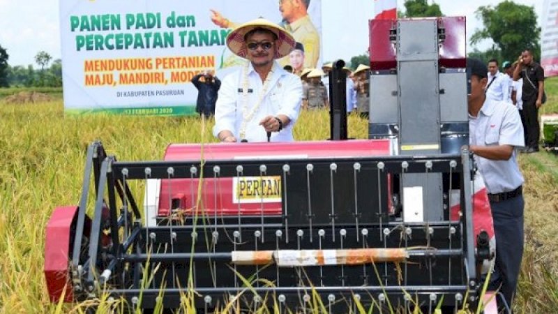 Menteri Pertanian (Mentan) RI, Syahrul Yasin Limpo, ambil bagian pada panen dan tanam perdana padi di Desa Nguling, Kecamatan Nguling Kabupaten Pasuruan, Jawa Timur, Rabu (12/2/2020).