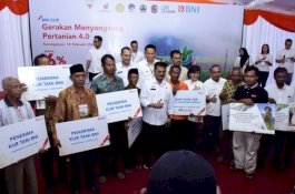 KUR untuk Teknologi 4.0, Mentan SYL Serahkan Miliaran Rupiah ke Petani Karanganyar