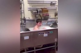 Video Karyawan Mandi di Wastafel Restoran Cepat Saji Jadi Viral, Netizen Jijik