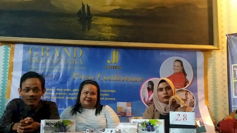 Aty Kodong (kedua kiri)