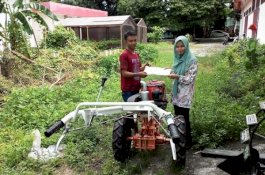 Wujud Kepedulian Pemkab Bantaeng, Dinas Pertanian Serahkan Bantuan Hand Tractor