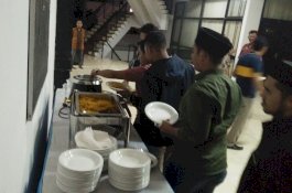 Didampingi Istri, RTQ Makan Mi Kering Sebelum Geladi Pengambilan Sumpah