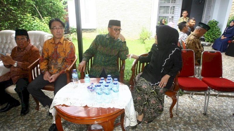Gubernur Sulsel, Prof Nurdin Abdullah berbincang dengan Rektor Unhas, Prof Dwia A Tina di kediaman Prof Radi A Gany.
