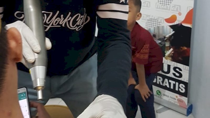 Terapis Mahtan melayani salah seorang penerima manfaat baru-baru ini.